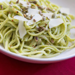 Makaron z zielonym pesto z awokado i bazylii
