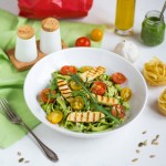 Wiosenny makaron z pesto z rukoli, grillowanym serem halloumi i pomidorkami